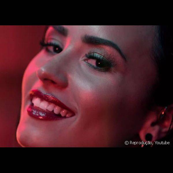 L?bios vibrantes de apar?ncia hidratada completaram a make de Demi Lovato para seu novo clipe